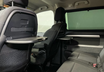 Подержанный автомобиль Peugeot Traveller 2018 года (15 фото)