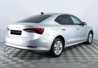 Подержанный автомобиль Skoda Octavia Liftback 2021 года (3 фото)
