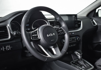 Подержанный автомобиль Kia Ceed Hatchback 2022 года (10 фото)