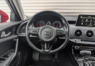 Подержанный автомобиль Kia Stinger 2019 года (21 фото)
