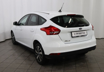 Подержанный автомобиль Ford Focus Hatchback 2017 года (6 фото)
