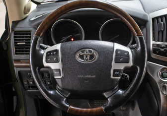 Подержанный автомобиль Toyota Land Cruiser Suv 2014 года (17 фото)