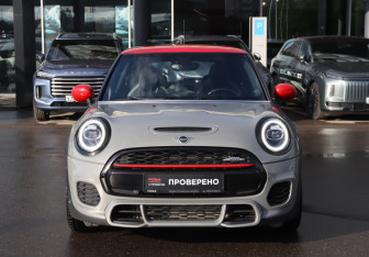 Подержанный автомобиль MINI Hatch 2019 года (2 фото)
