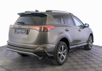 Подержанный автомобиль Toyota RAV4 2016 года (5 фото)