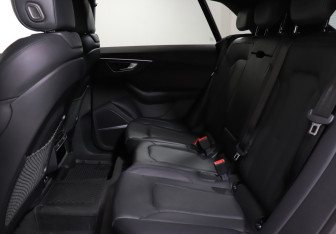 Подержанный автомобиль Audi Q8 2018 года (10 фото)