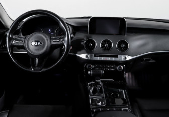 Подержанный автомобиль Kia Stinger 2018 года (12 фото)