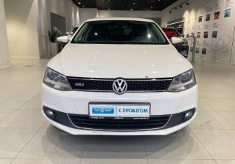 Подержанный автомобиль Volkswagen Jetta Sedan 2014 года (2 фото)
