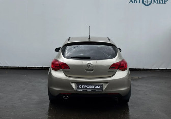 Подержанный автомобиль Opel Astra Hatchback 2011 года (6 фото)