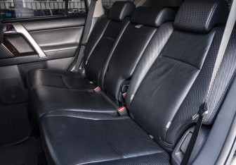 Подержанный автомобиль Toyota Land Cruiser Prado 2011 года (14 фото)