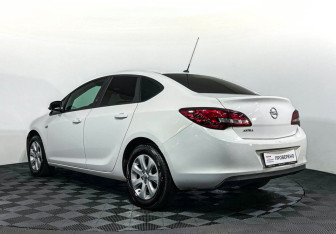 Подержанный автомобиль Opel Astra Sedan 2014 года (7 фото)