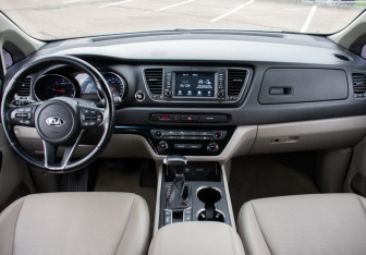 Подержанный автомобиль Kia Carnival 2020 года (14 фото)