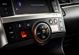 Подержанный автомобиль Toyota Verso 2013 года (25 фото)