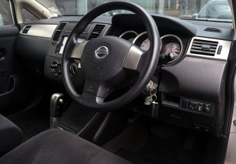 Подержанный автомобиль Nissan Tiida Hatchback 2010 года (11 фото)
