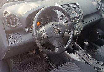 Подержанный автомобиль Toyota RAV4 2006 года (14 фото)