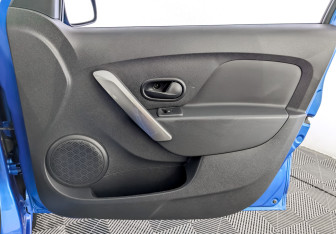 Подержанный автомобиль Renault Sandero 2014 года (24 фото)