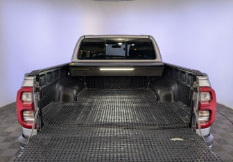 Подержанный автомобиль Toyota Hilux 2022 года (9 фото)