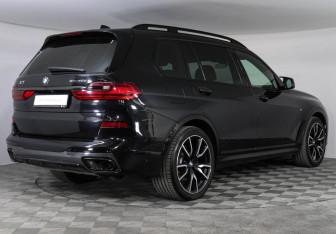 Подержанный автомобиль BMW X7 2021 года (2 фото)