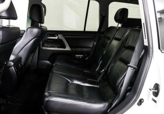 Подержанный автомобиль Toyota Land Cruiser Suv 2011 года (12 фото)