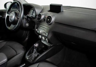 Подержанный автомобиль Audi A1 2015 года (10 фото)