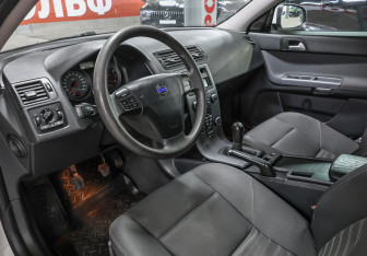 Подержанный автомобиль Volvo S40 2011 года (7 фото)