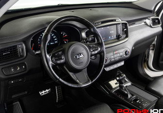 Подержанный автомобиль Kia Sorento 2017 года (12 фото)