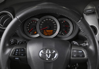 Подержанный автомобиль Toyota RAV4 2012 года (10 фото)
