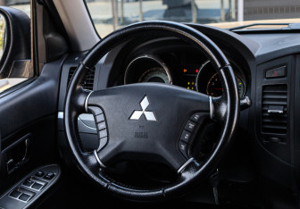 Подержанный автомобиль Mitsubishi Pajero 2011 года (9 фото)