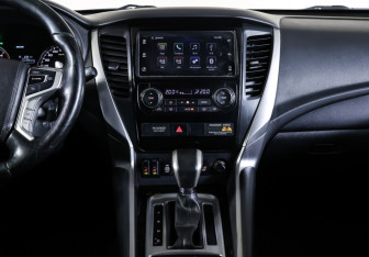 Подержанный автомобиль Mitsubishi Pajero Sport 2018 года (14 фото)