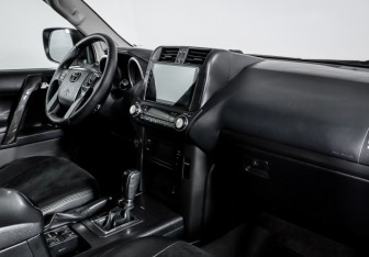 Подержанный автомобиль Toyota Land Cruiser Prado 2011 года (9 фото)