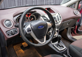 Подержанный автомобиль Ford Fiesta Hatchback 2011 года (15 фото)