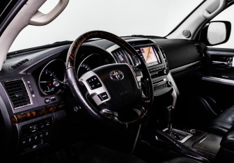 Подержанный автомобиль Toyota Land Cruiser Suv 2013 года (12 фото)
