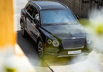 Подержанный автомобиль Bentley Bentayga 2016 года (25 фото)