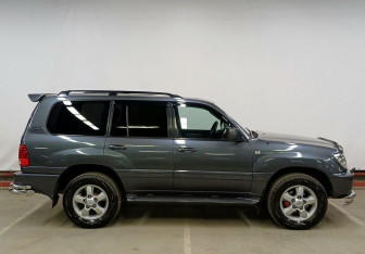 Подержанный автомобиль Toyota Land Cruiser Suv 2002 года (4 фото)