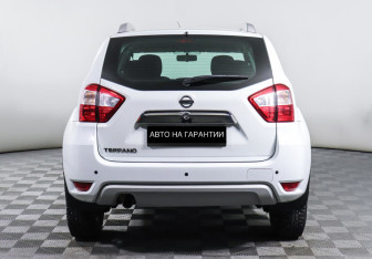 Подержанный автомобиль Nissan Terrano 2015 года (4 фото)