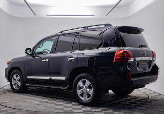 Подержанный автомобиль Toyota Land Cruiser Suv 2013 года (3 фото)