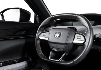 Подержанный автомобиль Changan UNI-V 2023 года (13 фото)