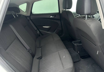 Подержанный автомобиль Opel Astra Hatchback 2011 года (14 фото)