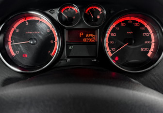 Подержанный автомобиль Peugeot 308 Hatchback 2013 года (21 фото)