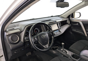 Подержанный автомобиль Toyota RAV4 2018 года (16 фото)