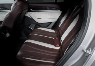 Подержанный автомобиль Geely Monjaro 2024 года (10 фото)