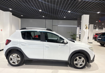 Подержанный автомобиль Renault Sandero 2020 года (4 фото)
