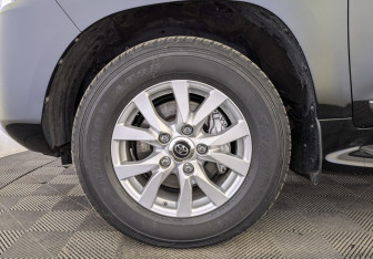 Подержанный автомобиль Toyota Land Cruiser Suv 2016 года (12 фото)