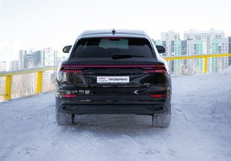 Подержанный автомобиль Audi Q8 2021 года (5 фото)