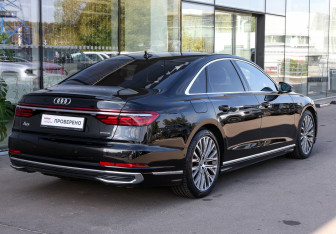 Подержанный автомобиль Audi A8 2022 года (5 фото)