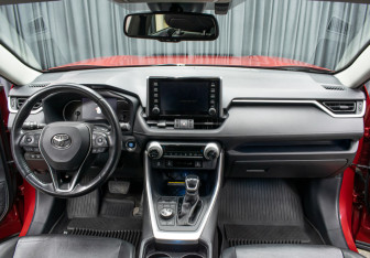 Подержанный автомобиль Toyota RAV4 2021 года (14 фото)