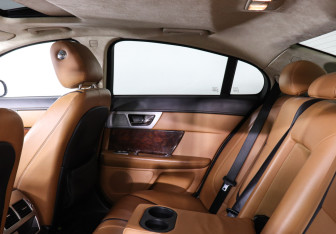 Подержанный автомобиль Jaguar XF Sedan 2011 года (8 фото)