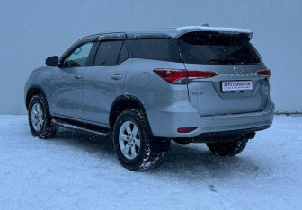 Подержанный автомобиль Toyota Fortuner 2020 года (7 фото)