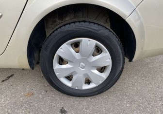 Подержанный автомобиль Renault Megane Sedan 2008 года (11 фото)