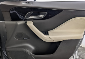 Подержанный автомобиль Jaguar F-Pace 2019 года (25 фото)