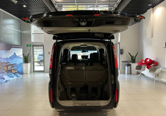 Подержанный автомобиль Honda Stepwgn 2017 года (6 фото)